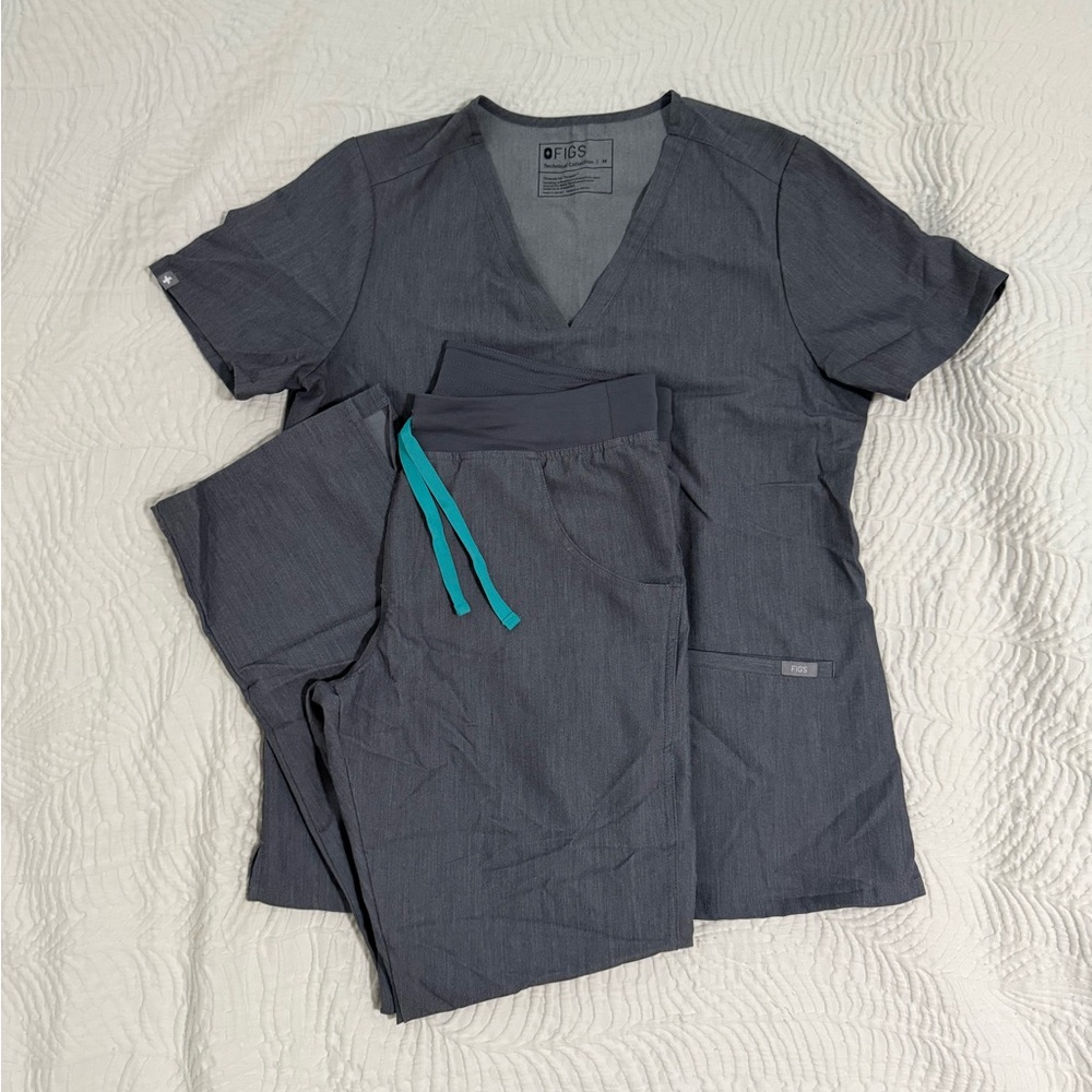 Figs Graphite Scrub Set with Aqua Drawstring